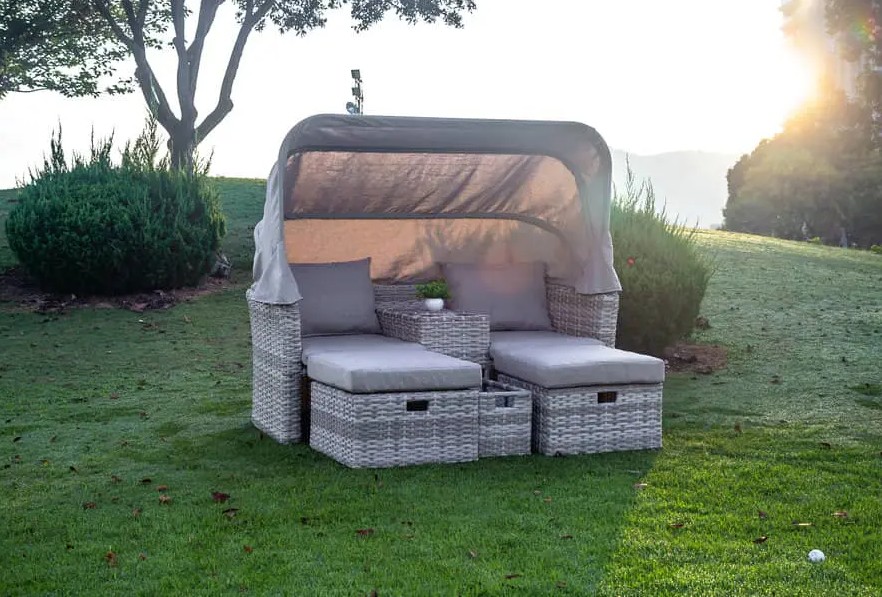 Trasforma il tuo spazio abitativo all'aperto con il set di divani Canopy Companion