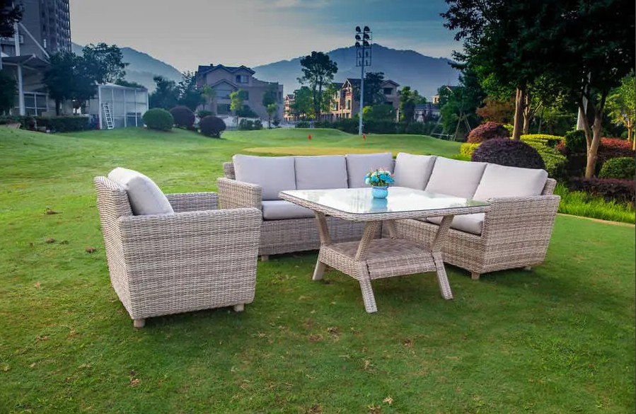 Lounge nel lusso: creare un'oasi con divani da giardino di fascia alta