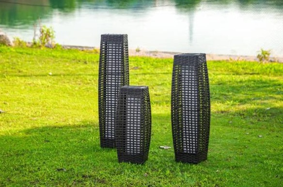 Come sono le prestazioni di impermeabilità e resistenza agli agenti atmosferici delle luci solari in rattan negli ambienti esterni?